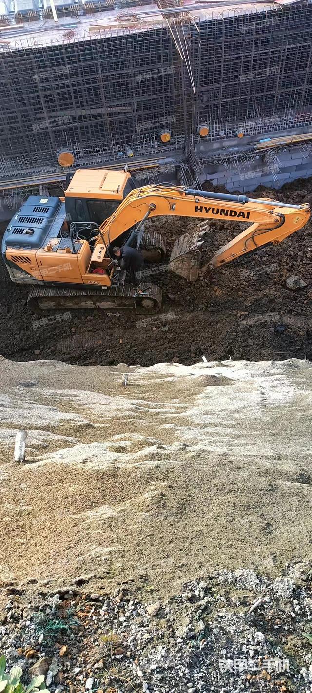 驾驶室顶部(整机外观) 驾驶室顶部(整机外观)