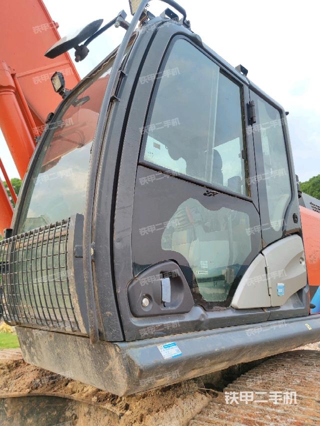 駕駛室左前45度(駕駛室部分) 駕駛室左前45度(駕駛室部分)