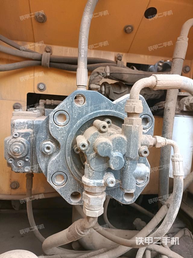 液压泵舱室正面整体(整机外观) 液压泵舱室正面整体(整机外观)