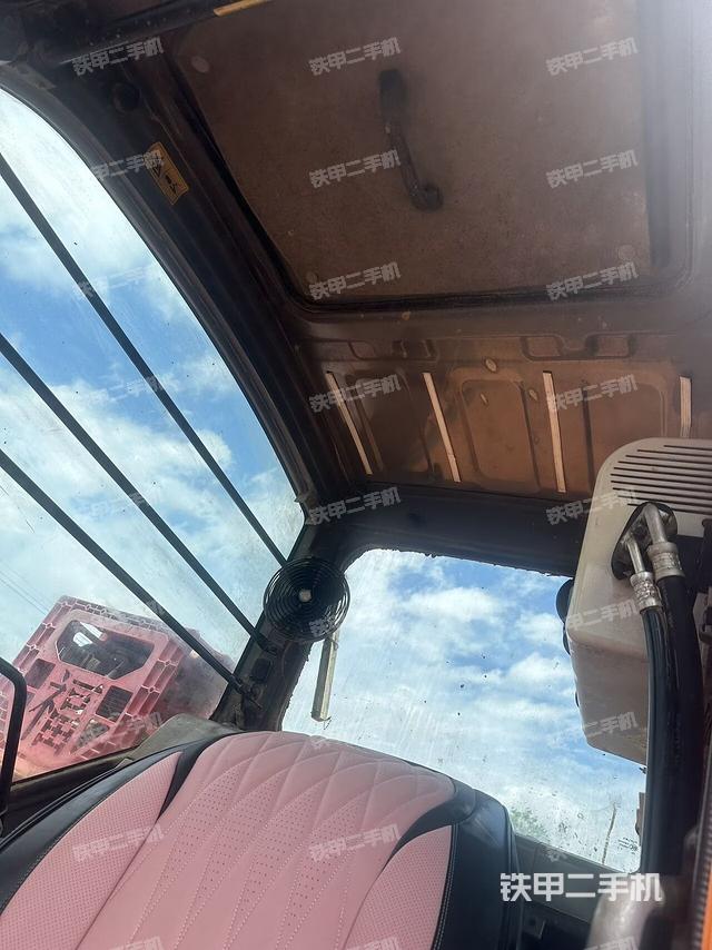 驾驶室整体(整机外观) 驾驶室整体(整机外观)
