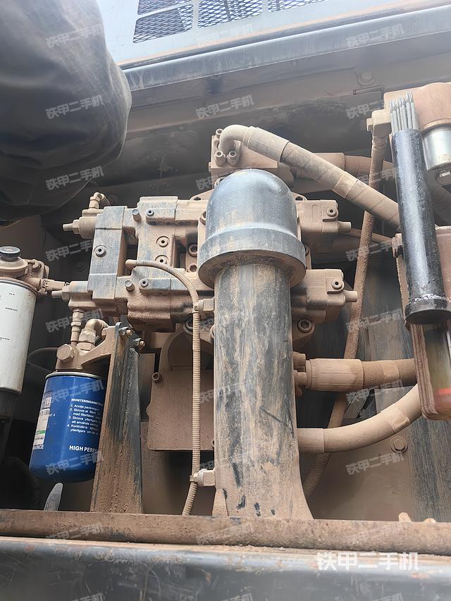 液压泵舱室正面整体(整机外观) 液压泵舱室正面整体(整机外观)