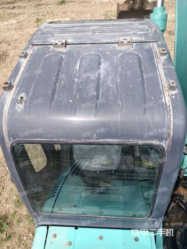 驾驶室顶部(整机外观) 驾驶室顶部(整机外观)