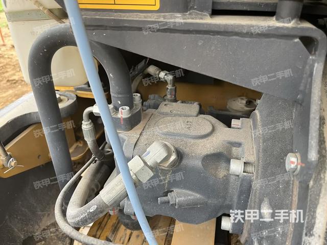 液压泵舱室正面整体(整机外观) 液压泵舱室正面整体(整机外观)