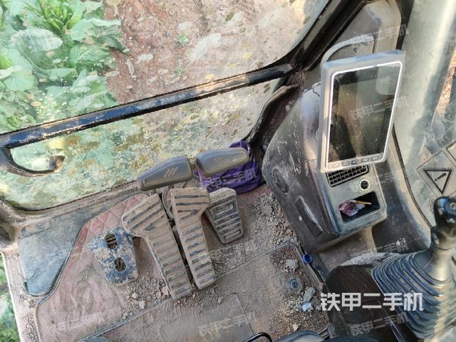 行走控制手柄和踏板 俯拍(驾驶室部分) 行走控制手柄和踏板 俯拍(驾驶室部分)