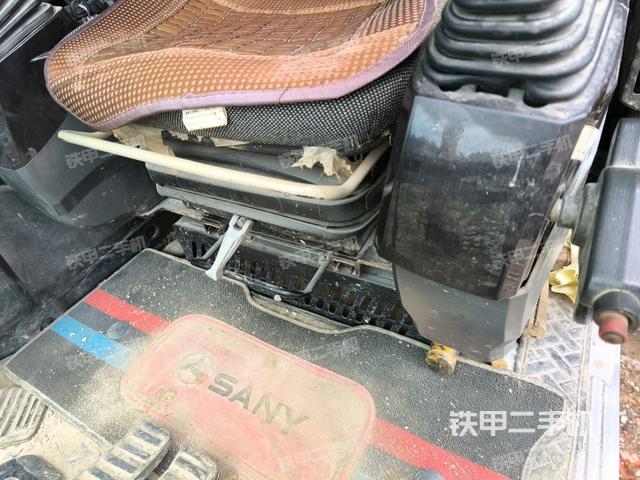 座椅右侧控制台/钥匙门/油门/含右手柄(驾驶室部分) 座椅右侧控制台/钥匙门/油门/含右手柄(驾驶室部分)