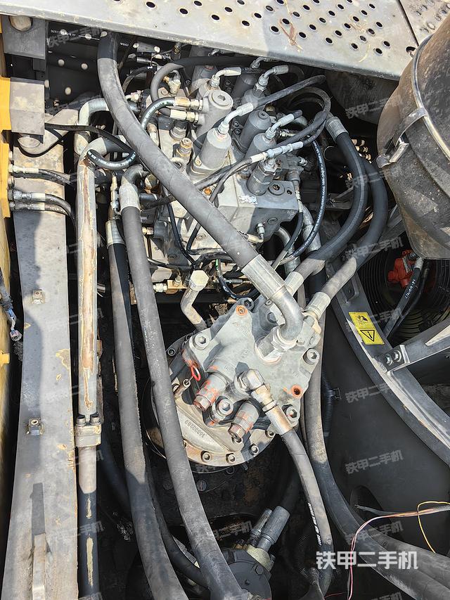 回轉(zhuǎn)馬達(dá)和主控閥（整機(jī)外觀）