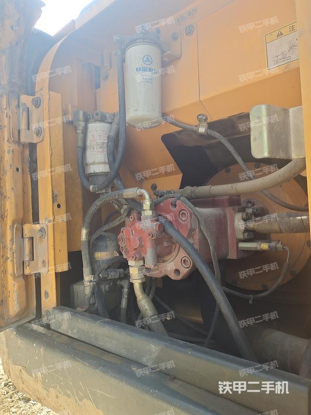 液压泵舱室正面整体(整机外观) 液压泵舱室正面整体(整机外观)