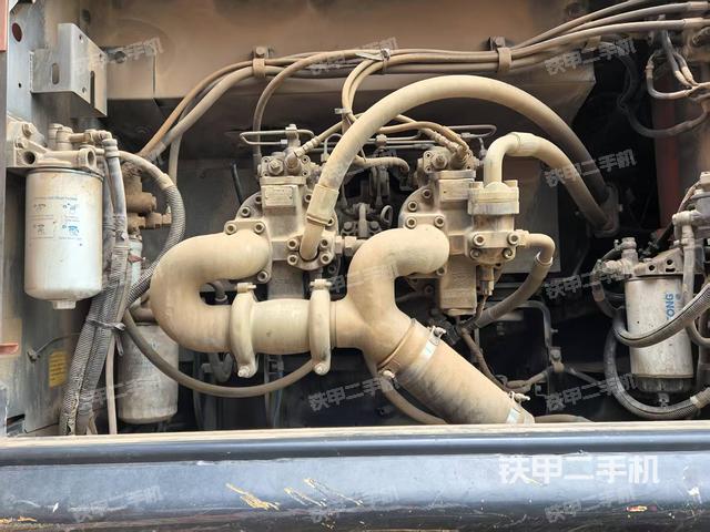 液压泵舱室正面整体（整机外观）