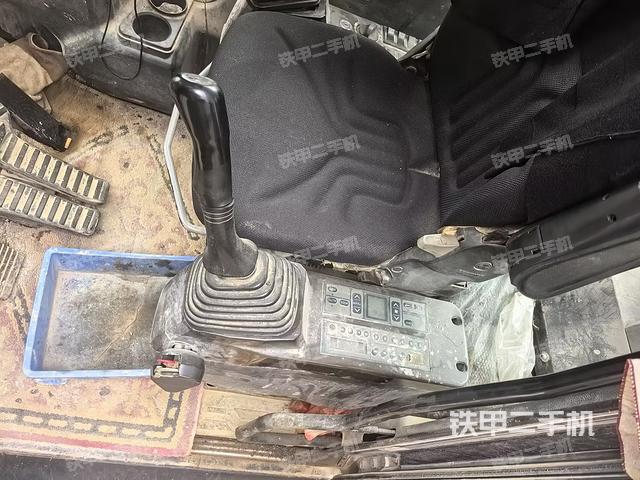 座椅左侧控制台/音响/含左手柄(驾驶室部分) 座椅左侧控制台/音响/含左手柄(驾驶室部分)