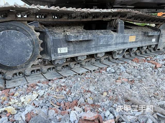 单侧履带整体(整机外观) 单侧履带整体(整机外观)