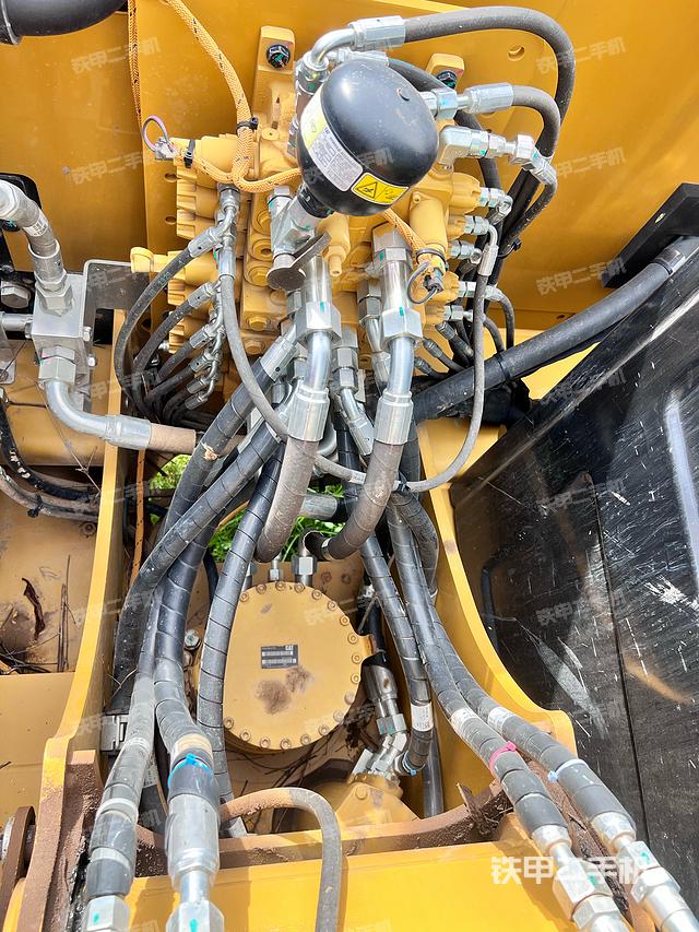 回转马达和主控阀（整机外观）