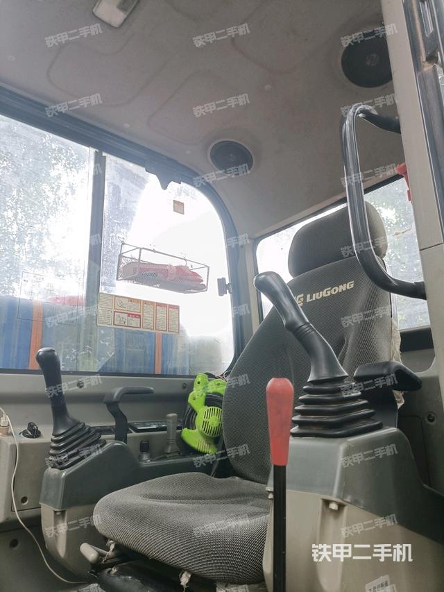 驾驶室整体(整机外观) 驾驶室整体(整机外观)