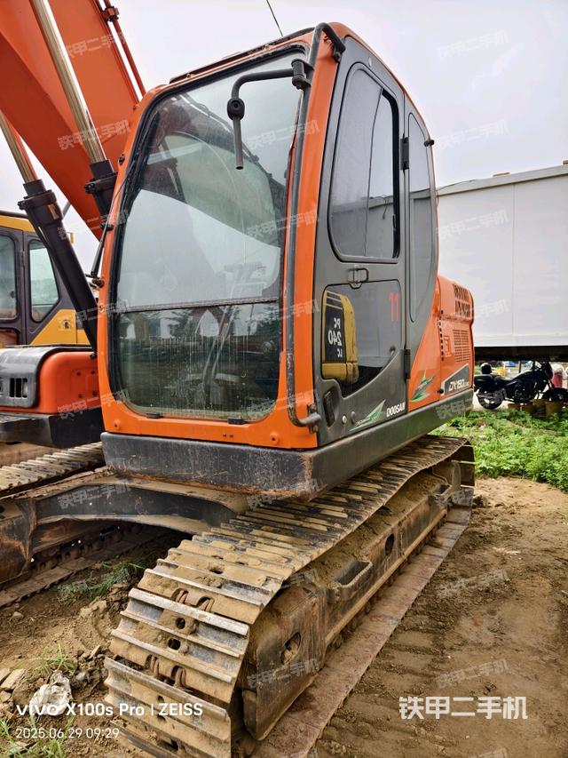 駕駛室整體(整機外觀) 駕駛室整體(整機外觀)