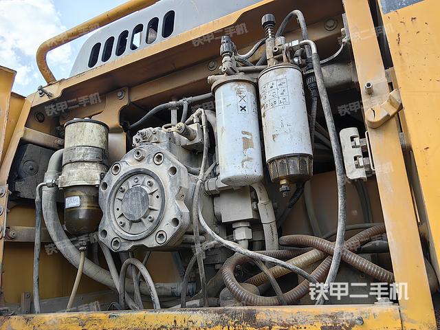 液压泵舱室正面整体(整机外观) 液压泵舱室正面整体(整机外观)