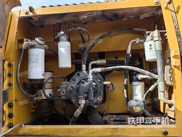 液压泵舱室正面整体（整机外观）