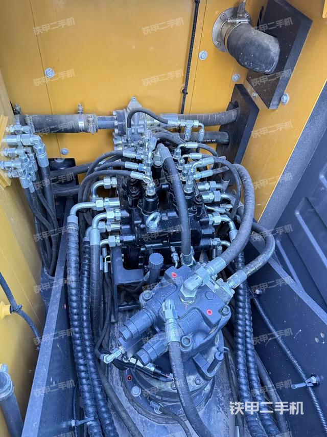 回转马达和主控阀(整机外观) 回转马达和主控阀(整机外观)