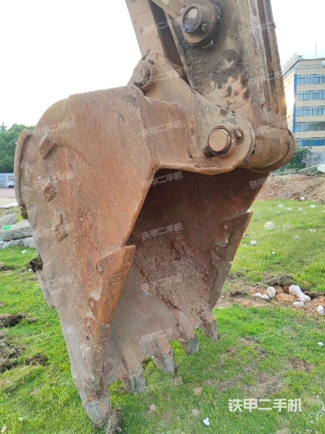 鏟斗右后整體(工作和回轉(zhuǎn)裝置) 鏟斗右后整體(工作和回轉(zhuǎn)裝置)