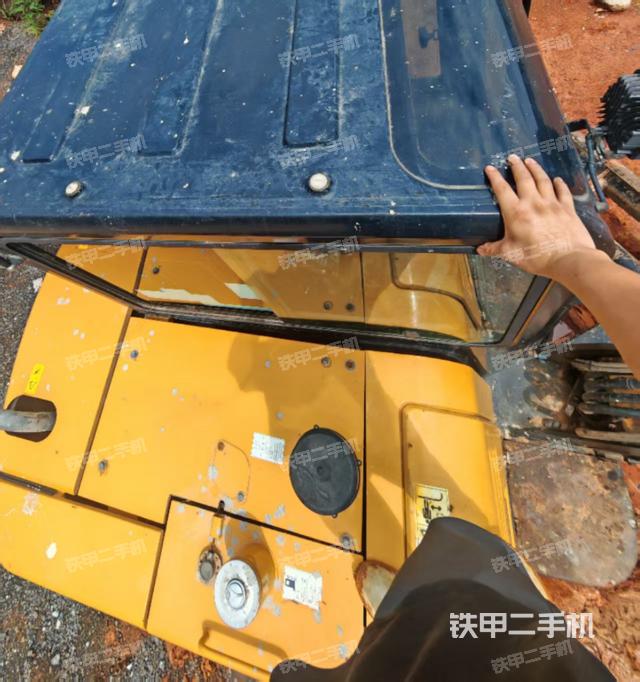 駕駛室頂部(整機(jī)外觀) 駕駛室頂部(整機(jī)外觀)
