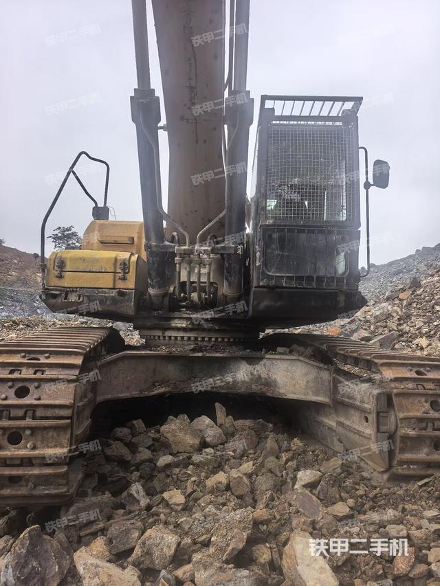 大臂油缸整体 竖拍(工作和回转装置) 大臂油缸整体 竖拍(工作和回转装置)