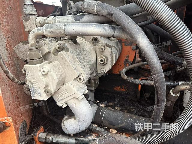 液压泵舱室正面整体（整机外观）