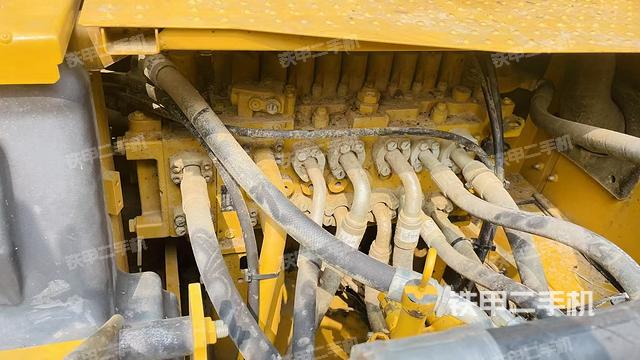 回转马达和主控阀(整机外观) 回转马达和主控阀(整机外观)