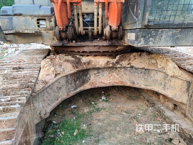 轉(zhuǎn)盤和下車架正前(工作和回轉(zhuǎn)裝置) 轉(zhuǎn)盤和下車架正前(工作和回轉(zhuǎn)裝置)