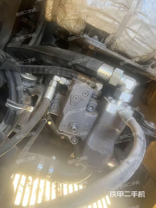 液压泵舱室正面整体（整机外观）