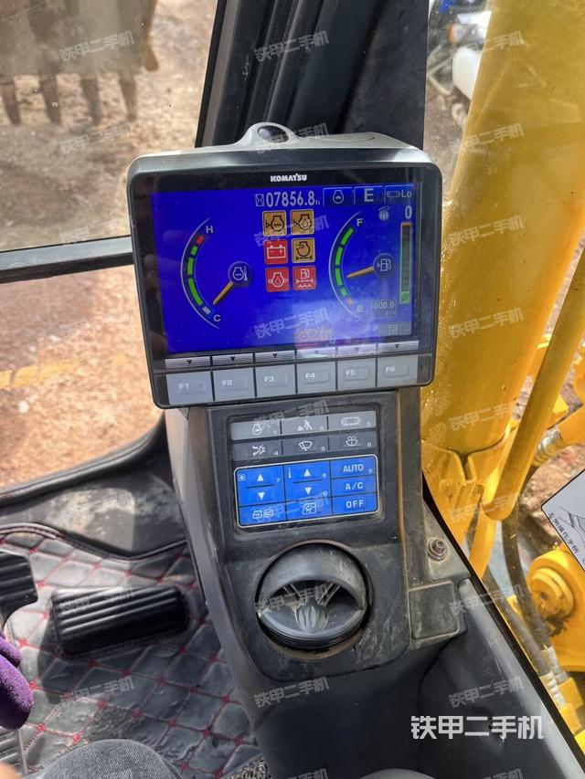 座椅右侧控制台/钥匙门/油门/含右手柄(驾驶室部分) 座椅右侧控制台/钥匙门/油门/含右手柄(驾驶室部分)