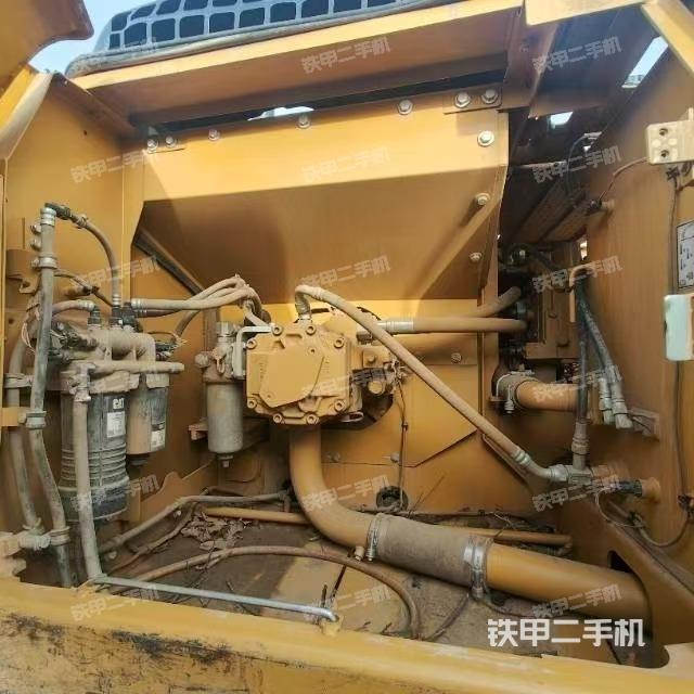 液压泵舱室正面整体(整机外观) 液压泵舱室正面整体(整机外观)
