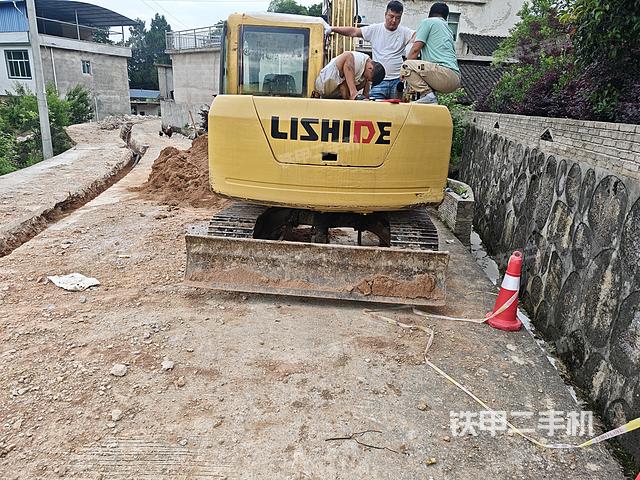 驾驶室顶部(整机外观) 驾驶室顶部(整机外观)