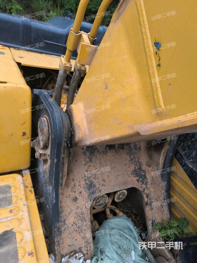 大臂油缸整体 竖拍(工作和回转装置) 大臂油缸整体 竖拍(工作和回转装置)