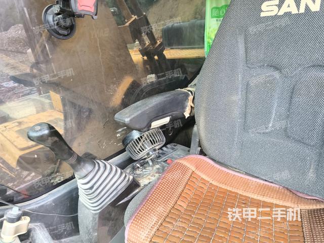 后窗玻璃角标(驾驶室部分) 后窗玻璃角标(驾驶室部分)