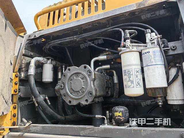 液壓泵艙室正面整體（整機(jī)外觀）