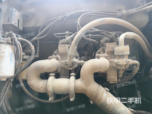 液压泵舱室正面整体（整机外观）