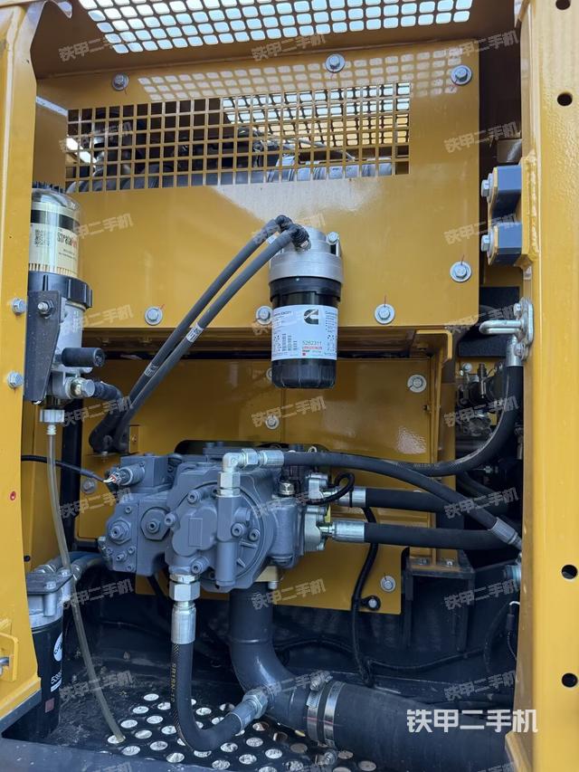 液压泵舱室正面整体（整机外观）