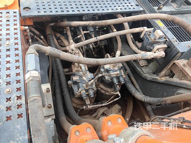 回转马达和主控阀(整机外观) 回转马达和主控阀(整机外观)