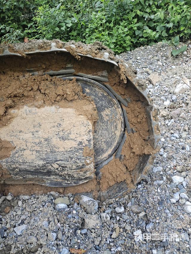 单侧履带整体(整机外观) 单侧履带整体(整机外观)