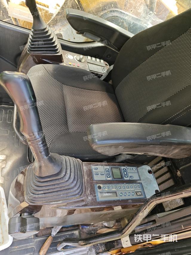 行走控制手柄和踏板?俯拍（駕駛室部分）