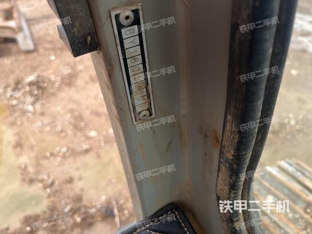 行走控制手柄和踏板 俯拍（驾驶室部分）