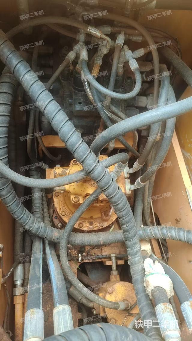 回转马达和主控阀(整机外观) 回转马达和主控阀(整机外观)