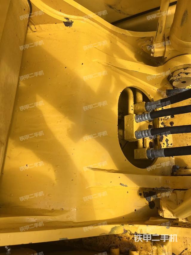 小臂整体右前(工作和回转装置) 小臂整体右前(工作和回转装置)