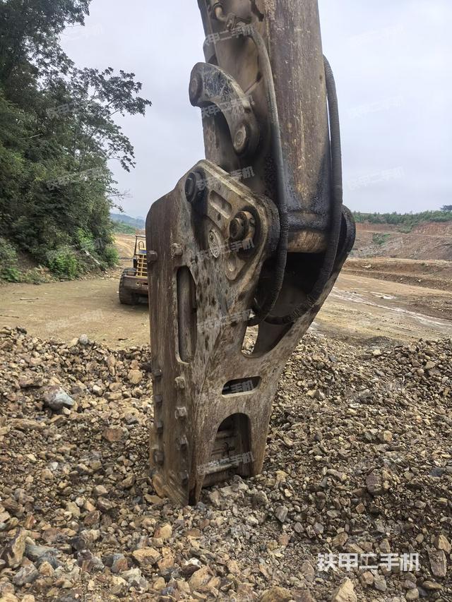 铲斗右后整体(工作和回转装置) 铲斗右后整体(工作和回转装置)