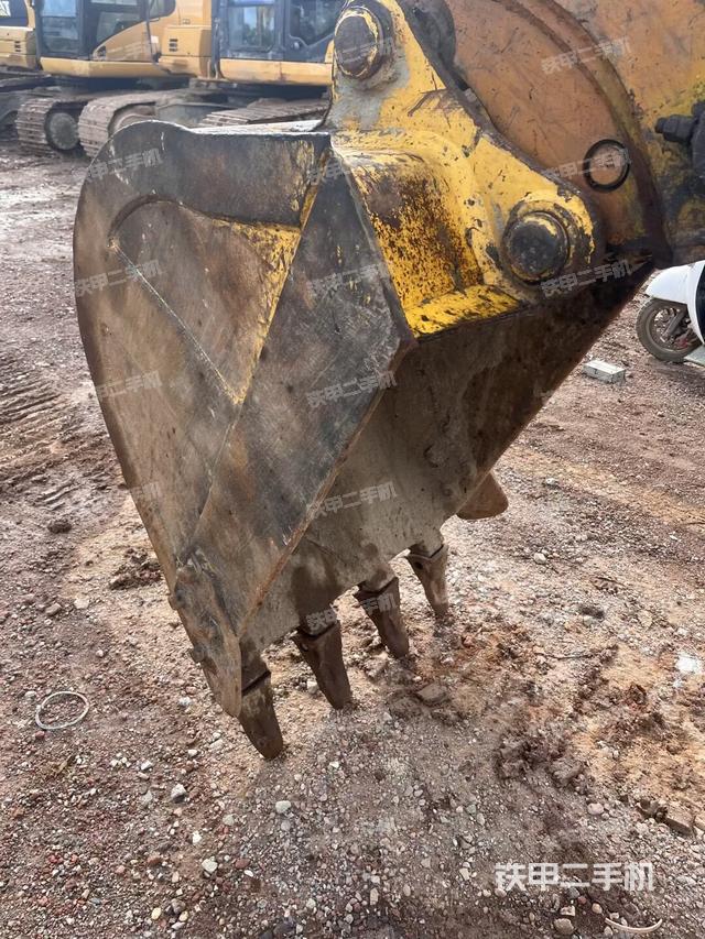 小臂整体左后(工作和回转装置) 小臂整体左后(工作和回转装置)