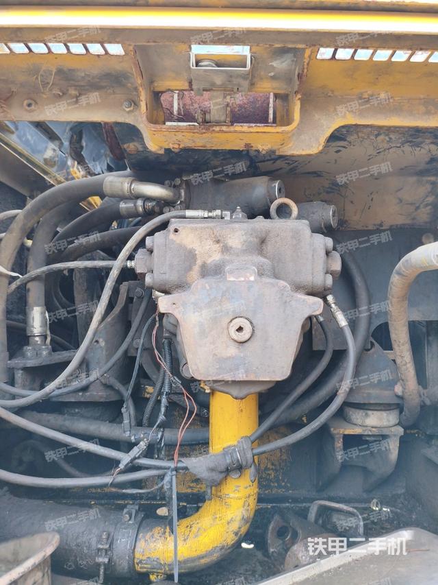 液压泵舱室正面整体（整机外观）