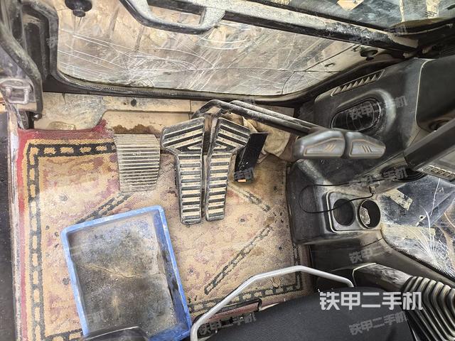 行走控制手柄和踏板 俯拍(驾驶室部分) 行走控制手柄和踏板 俯拍(驾驶室部分)