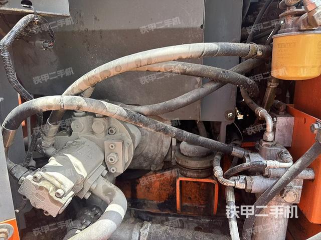 液压泵舱室正面整体(整机外观) 液压泵舱室正面整体(整机外观)