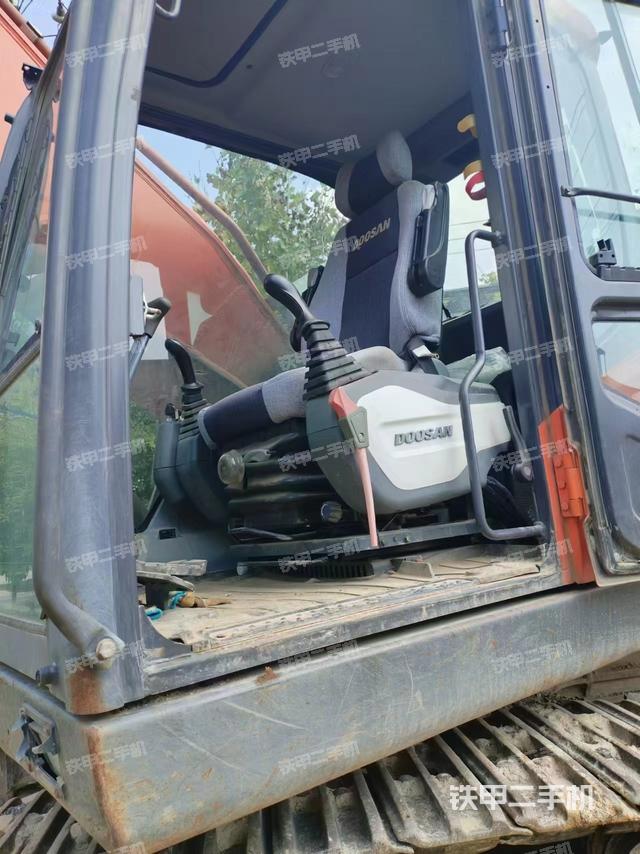 驾驶室整体(整机外观) 驾驶室整体(整机外观)