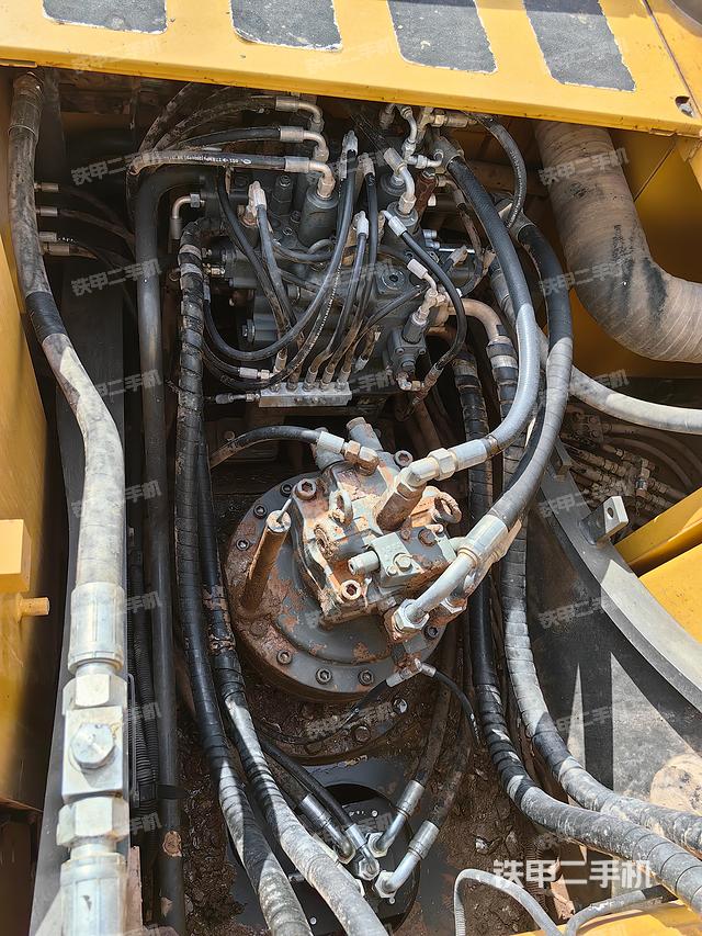 回转马达和主控阀（整机外观）