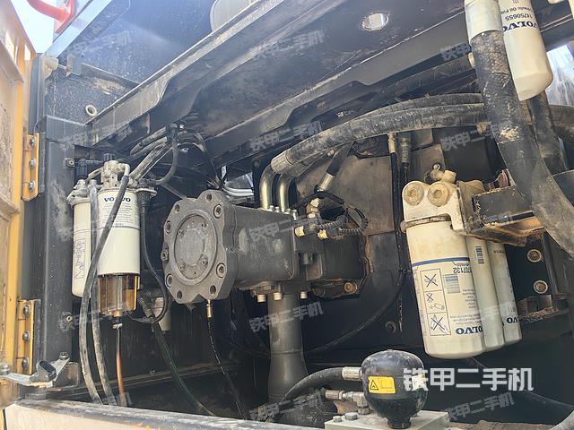 液压泵舱室正面整体（整机外观）