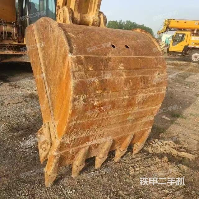 驾驶室顶部(整机外观) 驾驶室顶部(整机外观)